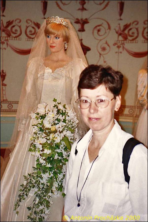 132_GB5_0027w.jpg - 27.8.2000 - Spojené království - Anglie. Londýn. Muzeum Madame Tussaud's. Co se týká oblečení voskových figurín, tak někteří umělci darují svoje části oblečení. Fotografie s princeznou Dianou.