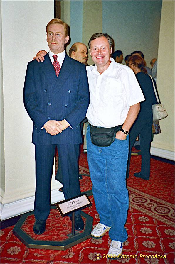 133_GB5_0029u_gpsu.jpg - 27.8.2000 - Spojené království - Anglie. Londýn. Muzeum Madame Tussaud's. Co se týká oblečení voskových figurín, tak někteří umělci darují svoje části oblečení. Například Pavarotti má na sobě svoje polobotky.