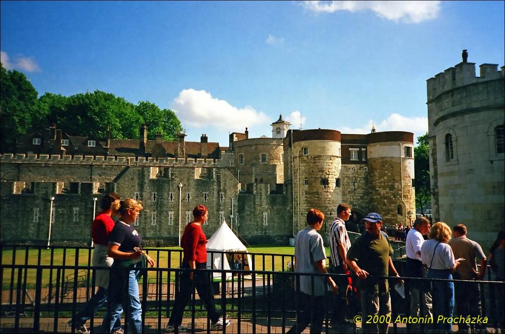 138_GB6_0022u.jpg - 27.8.2000 - Spojené království - Anglie. Londýn. Tower of London - Middle Tower.