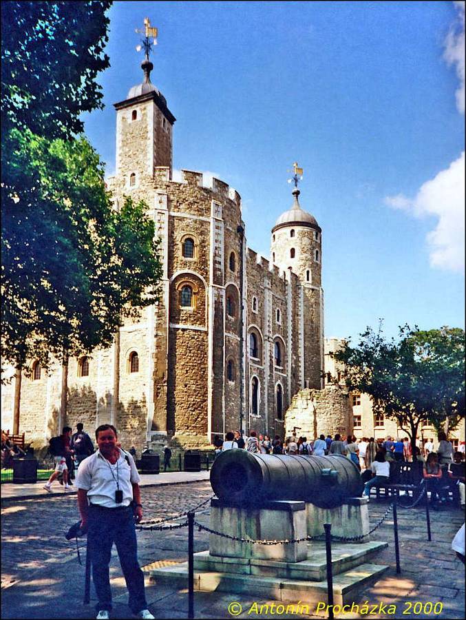 139_GB6_0024w.jpg - 27.8.2000 - Spojené království - Anglie. Londýn. Tower of London - Bílá věž (White Tower) byla postavena jako první - rezidence krále. Později byla přeměněna na vězení. Byly zde vězněny např. manželky krále Jindřicha VIII., Rudolf Hess. Nyní je zde muzeum zbraní a brnění. Je to nejrozsáhlejší sbírka v Británii.