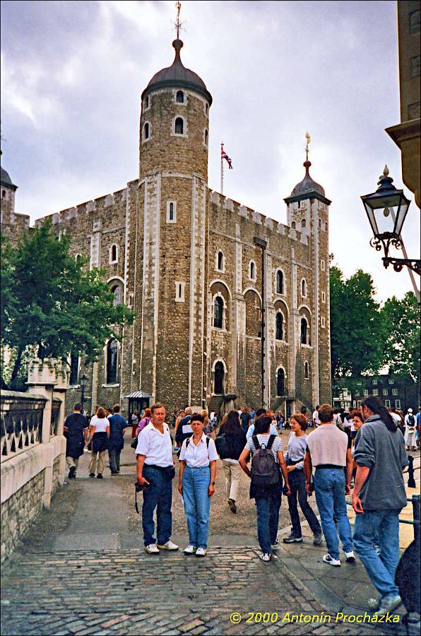 140_GB6_0026w.jpg - 27.8.2000 - Spojené království - Anglie. Londýn. Tower of London - Bílá věž (White Tower) byla postavena jako první - rezidence krále. Později byla přeměněna na vězení. Byly zde vězněny např. manželky krále Jindřicha VIII., Rudolf Hess. Nyní je zde muzeum zbraní a brnění. Je to nejrozsáhlejší sbírka v Británii.