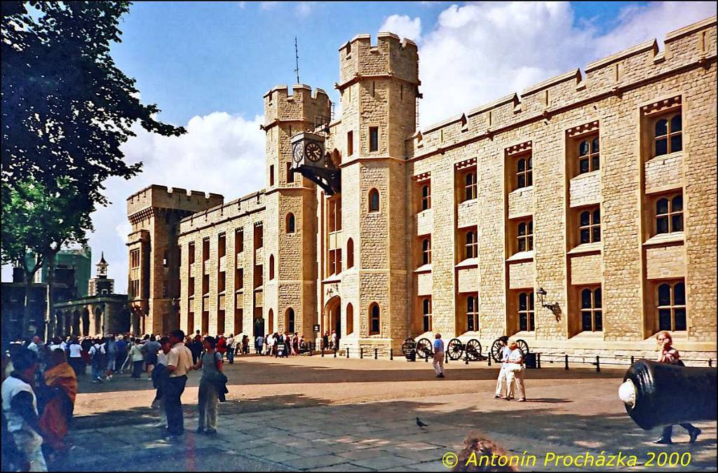 143_GB6_0025w.jpg - 27.8.2000 - Spojené království - Anglie. Londýn. Tower - Jewel House - zde jsou uloženy proslulé Britské korunovační klenoty, např. koruna královny Alžběty s diamantem Koh-i-noor. Diamant se dostal z Indie do Anglie v roce 1849. Žezlo s křížem, které je osazeno největším diamantem na světě - První hvězda Afriky (530 karátů - nebroušený 3106 karátů). Je to dar posledního maharadži královně Viktorii, když Británie anektovala jeho zemi.