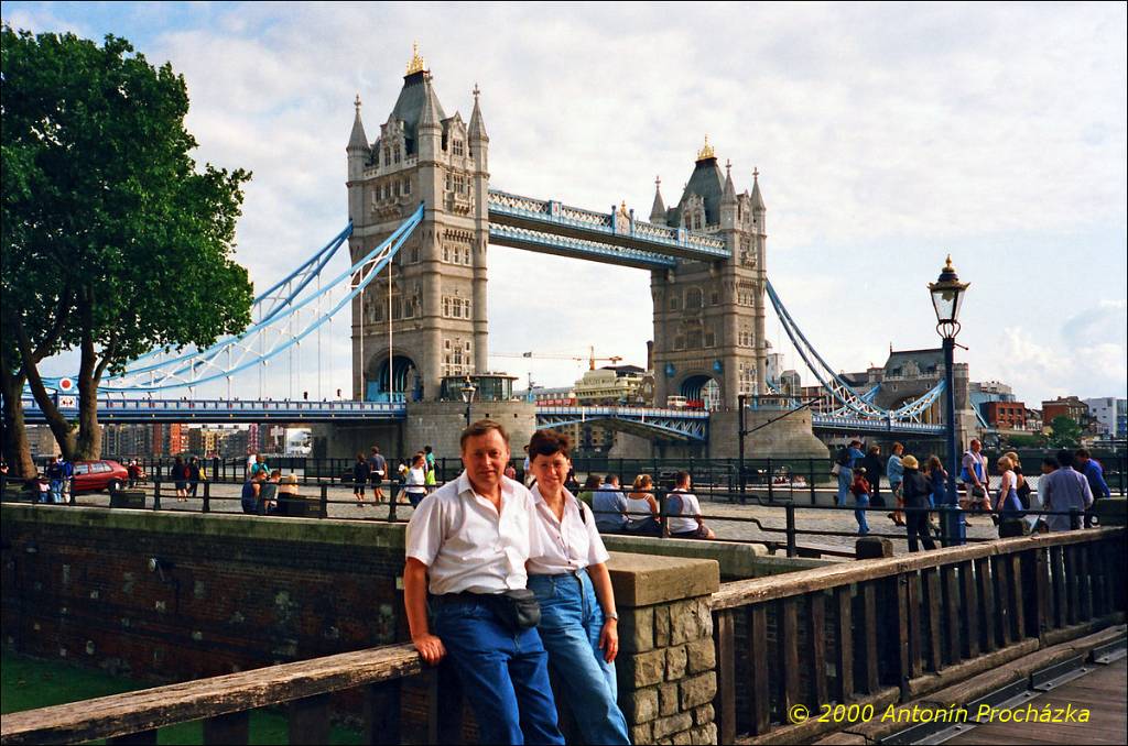 144_GB5_0035ua.jpg - 27.8.2000 - Spojené království - Anglie. Londýn. Tower Bridge - symbol Londýna byl dokončen v r. 1894. Uvnitř mostu je muzeum s vlastní historií. Ve věžích jsou mechanizmy, které otvírají most, aby mohly proplout vysoké lodě.
