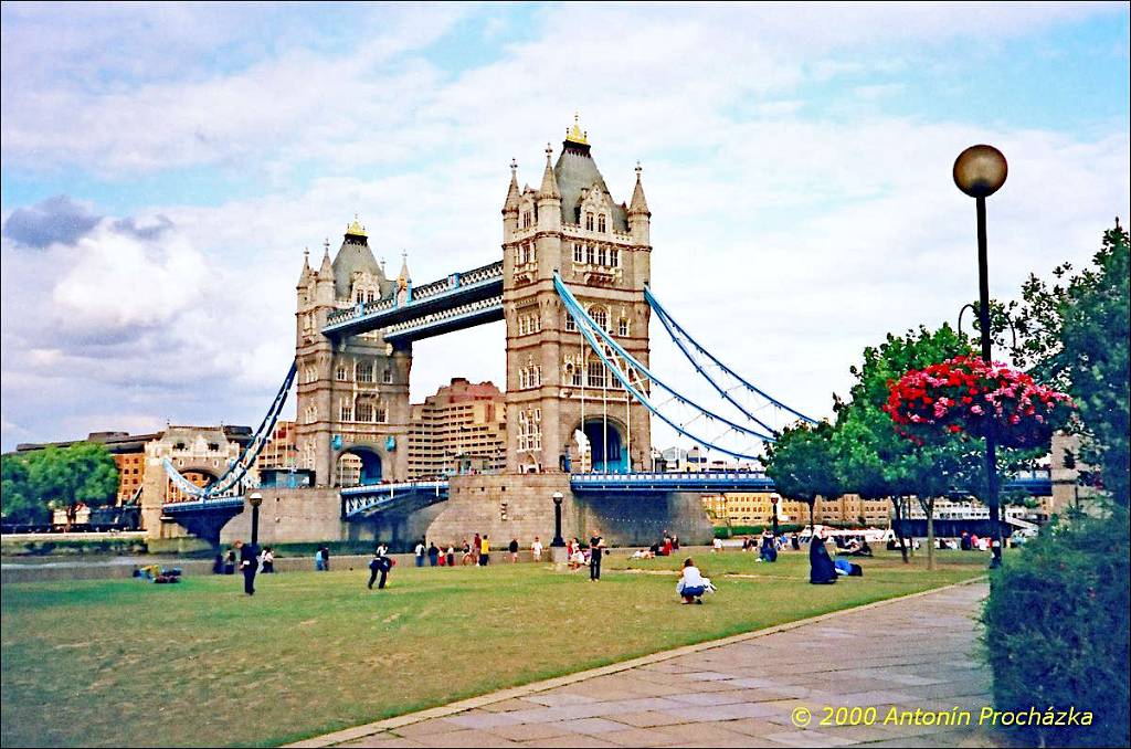 148_GB6_0031uu.jpg - 27.8.2000 - Spojené království - Anglie. Londýn. Tower Bridge.