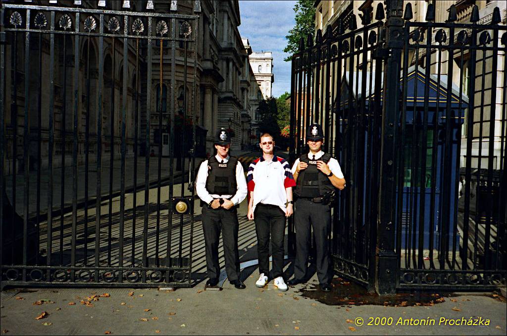 150_GB8_0002u_gpsu.jpg - 28.8.2000 - Spojené království - Anglie. Londýn. Bobíci hlídající Downing Street. Od r. 1732 sídlo britských ministerských předsedů. Z bezpečnostních důvodů byla v r. 1989 postavena brána.