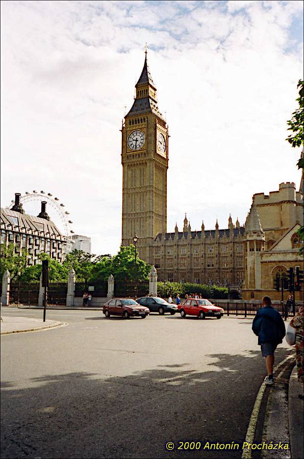 152_GB8_0004uu.jpg - 28.8.2000 - Spojené království - Anglie. Londýn. Parliament - neogotická stavba. Hodinová věž se zvonem Big Ben. Čtyři ciferníky o průměru 7,5 m a minutová ručička je dlouhá 4,25 m. Hodiny určují přesný čas téměř nepřetržitě od května 1859, kdy byly spuštěny do chodu. Hluboké tóny zvonů se staly symbolem Británie po celém světě a jsou denně vysílány stanicí BBC.