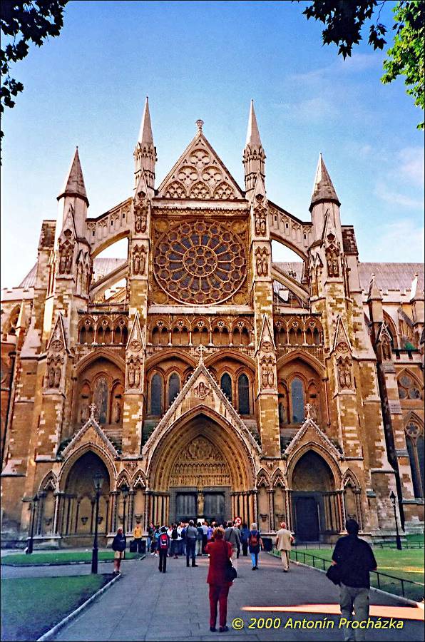 153_GB6_0035uu.jpg - 28.8.2000 - Spojené království - Anglie. Londýn. Westminster Abbey - Westminsterské opatství. Jedná se o nejvýznamnější stavbu Londýna. Chrám je 120 m dlouhý, 52 m široký a 35 m vysoký. Českého návštěvníka zaujme dvojhrob krále Richarda II. a jeho ženy Anny České, dcery krále Karla IV. Pohřeb zde měla princezna Diana.