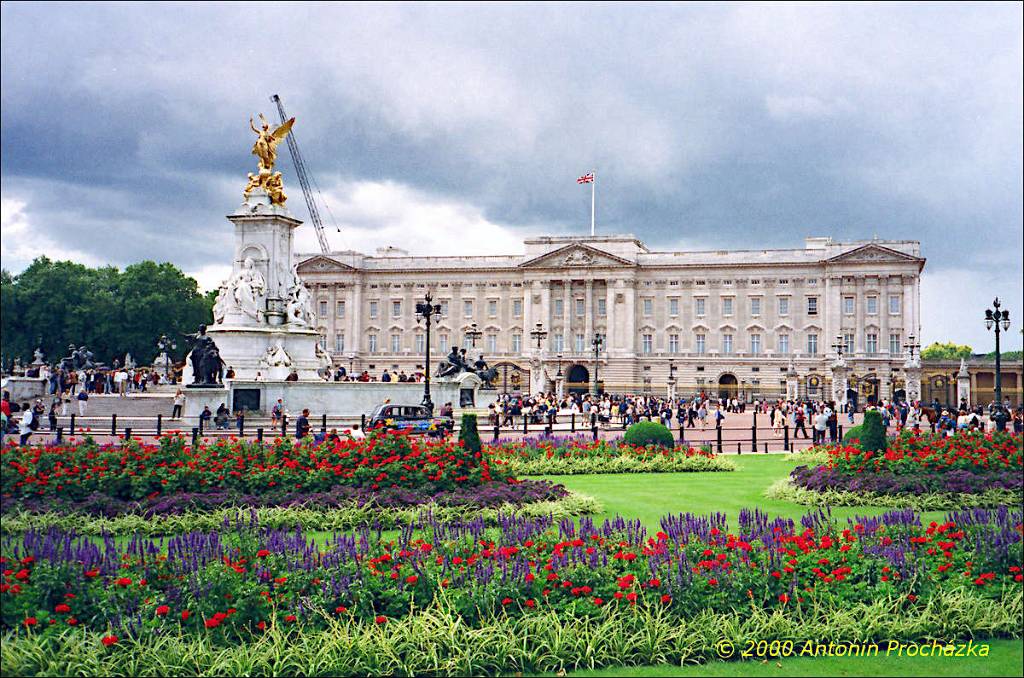 157_GB8_0015uu.jpg - 28.8.2000 - Spojené království - Anglie. Londýn. Buckinghamský palác je hlavním stanem britské monarchie. Je zároveň kanceláří i domovem. Pořádají se zde oficiální slavnosti. Je-li královna ve své rezidenci, vlaje na budově královská standarta.