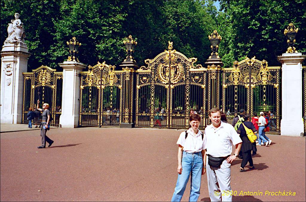 161_GB8_0014uu.jpg - 28.8.2000 - Spojené království - Anglie. Londýn. Canada Gate, vstup do Green Park, blízko Buckinghamského paláce.