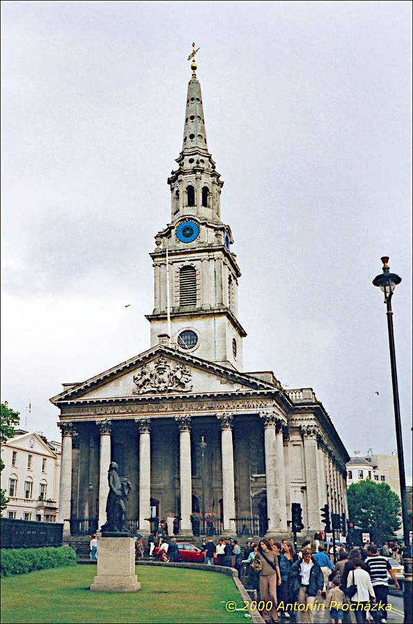 162_GB8_0019uu.jpg - 28.8.2000 - Spojené království - Anglie. Londýn Trafalgar Square - St. Martin in the Fields - vrcholné dílo Jamese Gibbse zaujme průčelím s vysokými korintskými sloupy. V Americe se kostel stal vzorem koloniálního slohu. Od r. 1914 do 1927 sloužila krypta kostela jako útulek pro vojáky bez domova a lidi na dně. Dnes je tam kavárna, galerie, knihkupectví s náboženskou literaturou. V kostele se konají koncerty.
