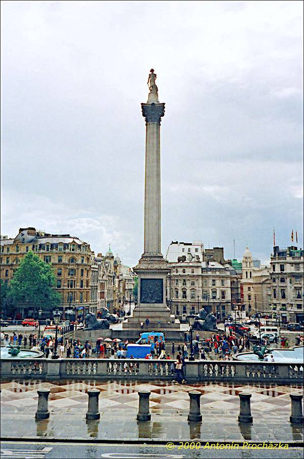 164_GB8_0017uu.jpg - 28.8.2000 - Spojené království - Anglie. Londýn. Trafalgar Square - Nelsonův sloup. Za sloupem vykukuje budova Národní galerie, která obsahuje světoznámou sbírku hlavně evropského malířství 15. až 19. století.