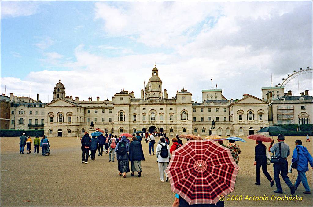 165_GB8_0016uu.jpg - 28.8.2000 - Spojené království - Anglie. Londýn. Horse Guards Parade je velké přehlídkové prostranství ve Whitehallu v centru Londýna. Budova Old Admiralty Building.