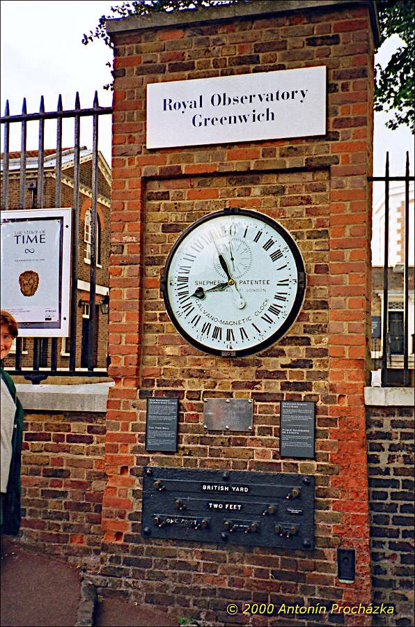 166_GB8_0022uu.jpg - 28.8.2000 - Spojené království - Anglie. Greenwich. Vzácné 24hodinové hodiny na Old Royal Observatory.