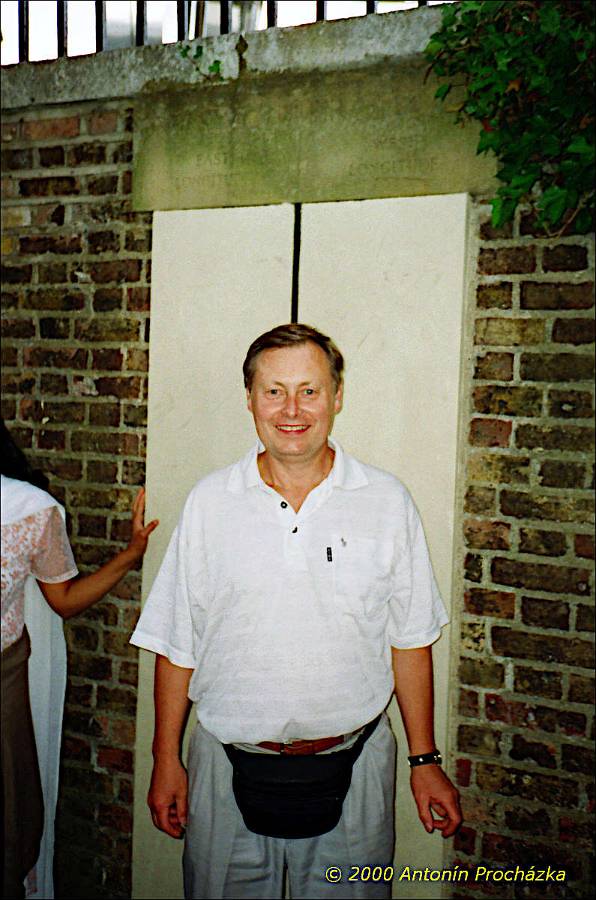 168_GB8_0021uu.jpg - 28.8.2000 - Spojené království - Anglie. Greenwich - je nejznámnější tím, že se zde měří světový čas. Přes observatoř prochází Nultý poledník, který byl ustanoven podle mezinárodní úmluvy v r. 1884. Ten rozděluje zeměkouli na východní a západní polokouli. Zeměpisná délka 0.