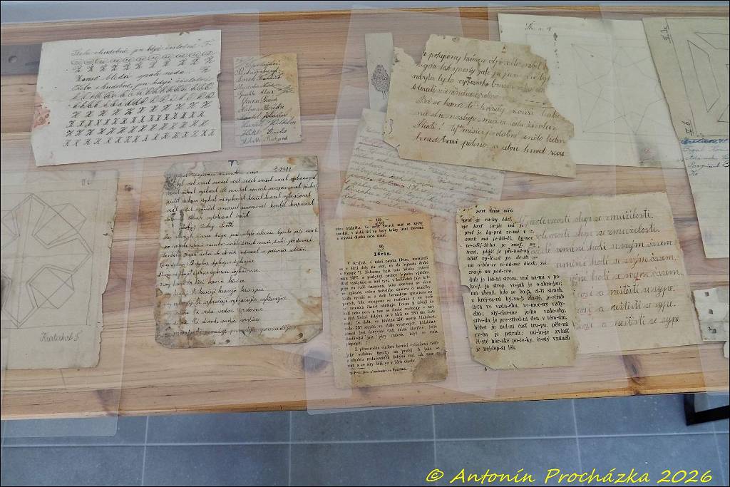 014_P7224912u.JPG - Chvalkovice na Hané 22. 7. 2026 – slavnostní otevření dětské skupiny Klubíček Chvalkovice a den otevřených dveří. Zde jsou školní pomůcky a písemnosti, které byly nalezeny pod podlahou při bourání školy.