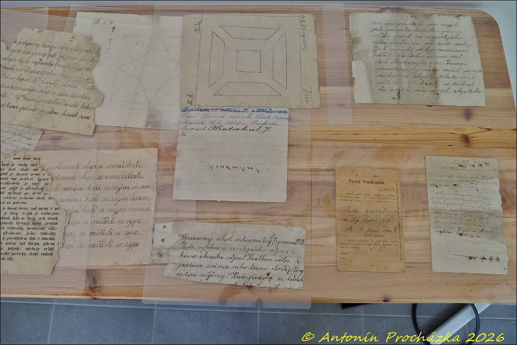 015_P7224911u.JPG - Chvalkovice na Hané 22. 7. 2026 – slavnostní otevření dětské skupiny Klubíček Chvalkovice a den otevřených dveří. Zde jsou školní pomůcky a písemnosti, které byly nalezeny pod podlahou při bourání školy.