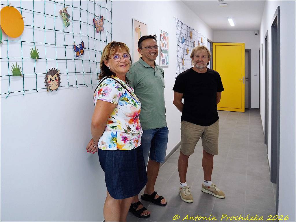 017_P7224907u.JPG - Chvalkovice na Hané 22. 7. 2026 – slavnostní otevření dětské skupiny Klubíček Chvalkovice a den otevřených dveří. Zleva paní tajemnice, pan místostarosta a pan starosta Ivanovic na Hané.