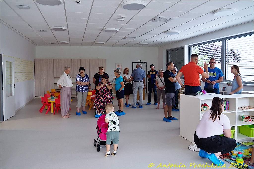 032_P7224918u.JPG - Chvalkovice na Hané 22. 7. 2026 – slavnostní otevření dětské skupiny Klubíček Chvalkovice a den otevřených dveří. Zájem o prohlídku nové budovy dětské  skupiny byl velký.