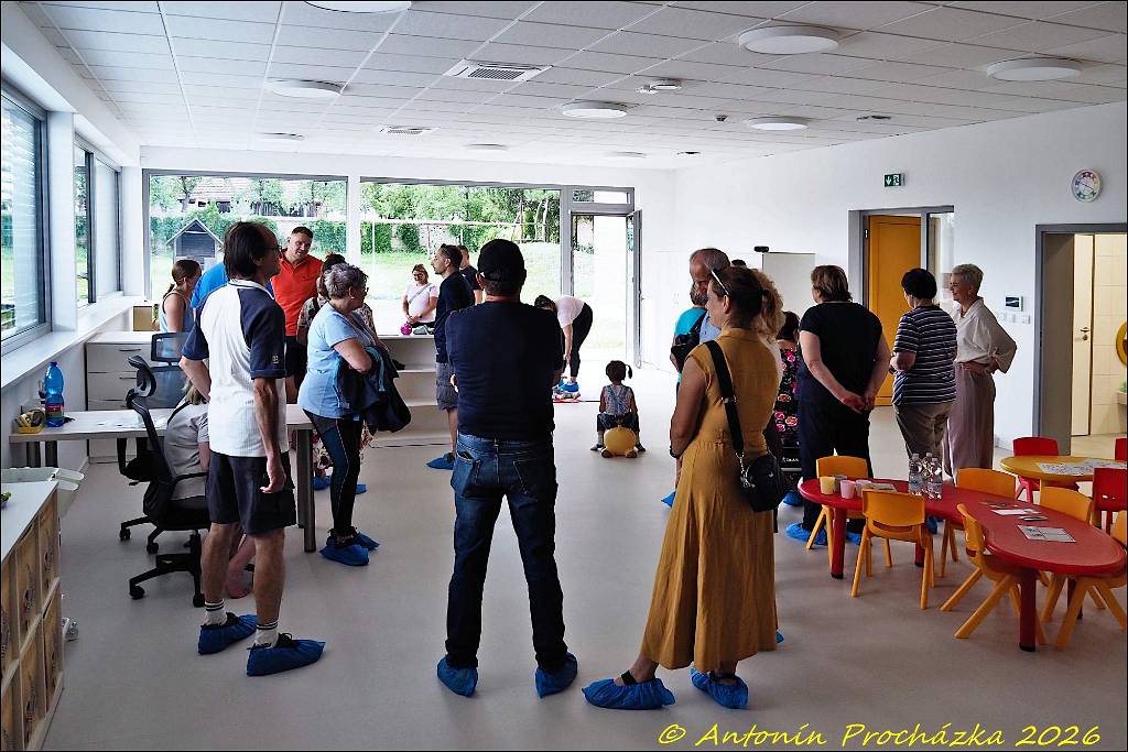 033_P7224920u.JPG - Chvalkovice na Hané 22. 7. 2026 – slavnostní otevření dětské skupiny Klubíček Chvalkovice a den otevřených dveří.  Zájem o prohlídku nové budovy dětské  skupiny byl velký.