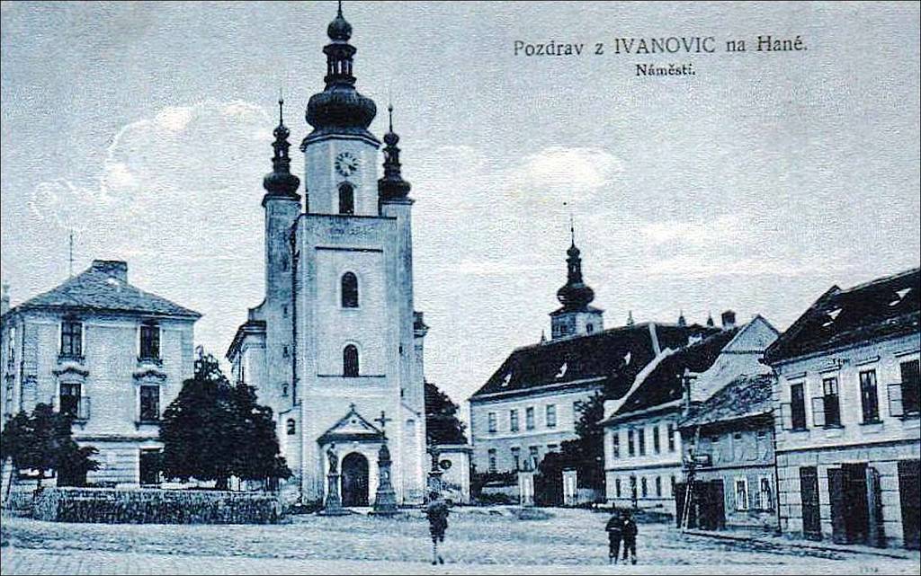 025_462_Ivanovice_kostel_pohled.jpg - Ivanovice na Hané - pohlednice. Pořízení pohlednice odhaduji před rokem 1937, protože ještě není pomník padlým (od června 1937) a věžní hodiny nemají průsvitný ciferník (od května 1937).