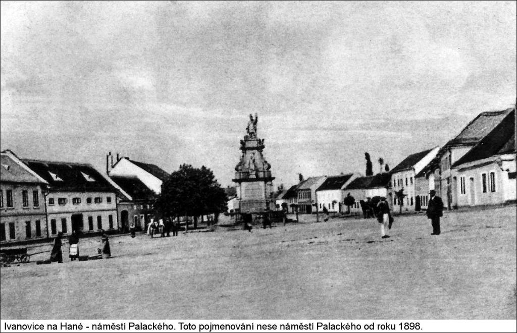 031_iv_nam_palac_04u_p.jpg - Ivanovice na Hané - náměstí Palackého. Toto pojmenování nese náměstí Palackého od roku 1898.