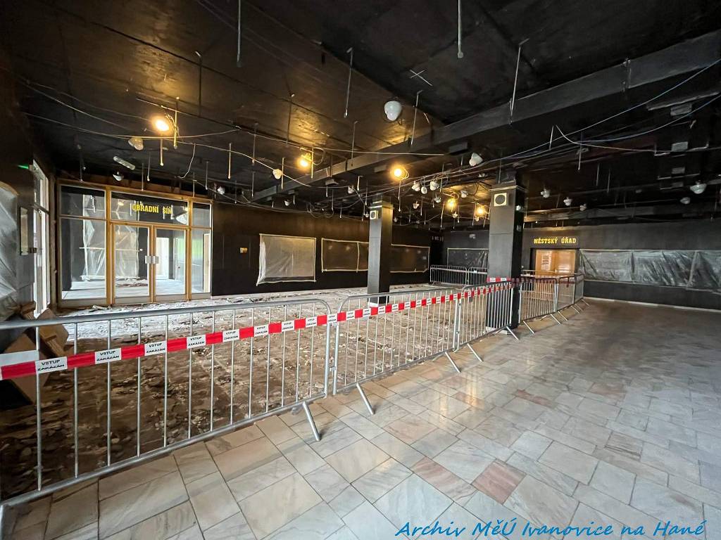 006_kulturak-w1.jpg - Ivanovice na Hané – pokračuje rekonstrukce a zateplování budovy Kulturního domu a budovy MěÚ, která započala začátkem června 2026. Práce se provádí také ve vnitřních prostorách.