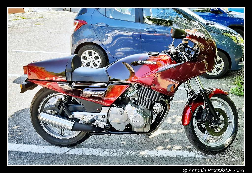 027_20260621_092845w.jpg - Laverda Jota 1000 je italský motocykl o zdvihovém objemu 980 ccm. Motor je řadový tříválec, čtyřtaktní o výkonu 85 k (62 kW) při 7 600 ot/min, chlazení Vzduchem. Převodovka5-rychlostní. Maximální rychlost 210 km/h. Model Laverda Jota se vyráběl od roku 1976 do roku 1982.