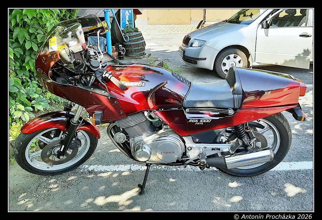 028_20260621_092902w.jpg - Laverda Jota 1000 je italský motocykl o zdvihovém objemu 980 ccm. Motor je řadový tříválec, čtyřtaktní o výkonu 85 k (62 kW) při 7 600 ot/min, chlazení Vzduchem. Převodovka5-rychlostní. Maximální rychlost 210 km/h. Model Laverda Jota se vyráběl od roku 1976 do roku 1982.
