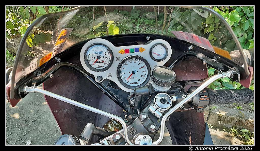 029_20260621_093013w.jpg - Laverda Jota 1000 je italský motocykl o zdvihovém objemu 980 ccm. Motor je řadový tříválec, čtyřtaktní o výkonu 85 k (62 kW) při 7 600 ot/min, chlazení Vzduchem. Převodovka5-rychlostní. Maximální rychlost 210 km/h. Model Laverda Jota se vyráběl od roku 1976 do roku 1982.