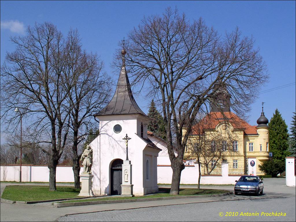 016_Doloplazy_P4032637u.jpg - Doloplazy - kaple sv. Cyrila a Metoděje. Před kaplí je  kamenná socha sv. Jana Nepomuckého. 