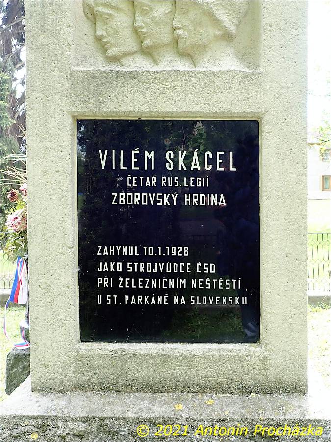112_P5182547w.JPG - Chvalkovice na Hané - pomník T. G. Masaryka z roku 1928. Pomník Obětem 1. a 2. světové války.