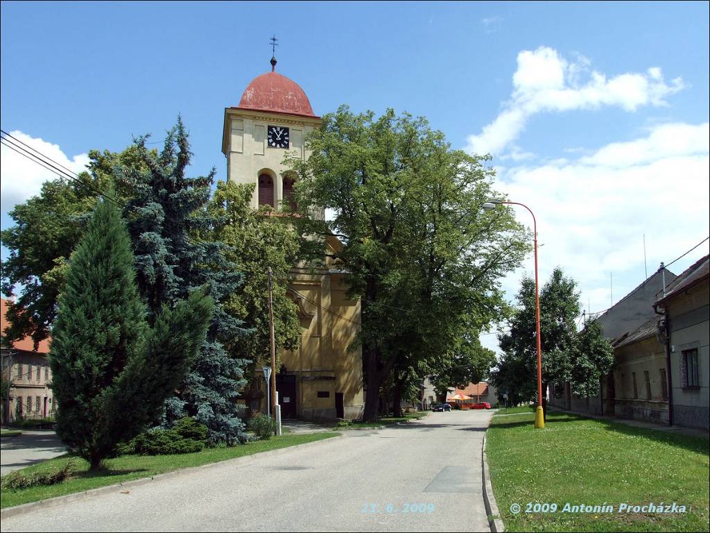 017-DSCF6920u.jpg - Dubany - Kostel postaven před rokem 1368. Dnešní kostel Narození Panny Marie byl vybudován v letech 1805-1807. Z původního kostela zůstala jen věž.
