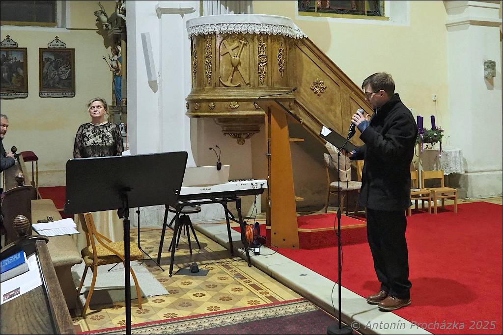 02_PC134636u.JPG - Chvalkovice na Hané, kostel sv. Ferdinanda 13. 12. 2025 – Předvánoční koncert Komorního souboru CANTABILE, pod vedením sbormistryně Markéty Láskové.