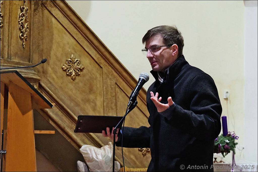 03_PC134637u.JPG - Chvalkovice na Hané, kostel sv. Ferdinanda 13. 12. 2025 – Předvánoční koncert Komorního souboru CANTABILE, pod vedením sbormistryně Markéty Láskové.