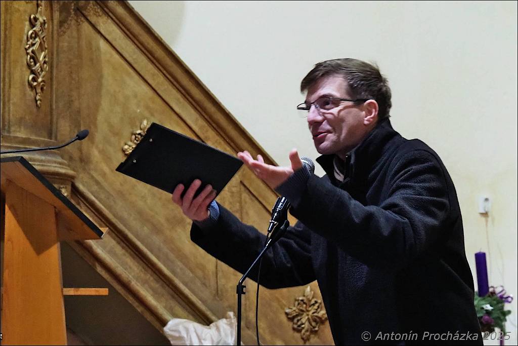 04_PC134638u.JPG - Chvalkovice na Hané, kostel sv. Ferdinanda 13. 12. 2025 – Předvánoční koncert Komorního souboru CANTABILE, pod vedením sbormistryně Markéty Láskové.
