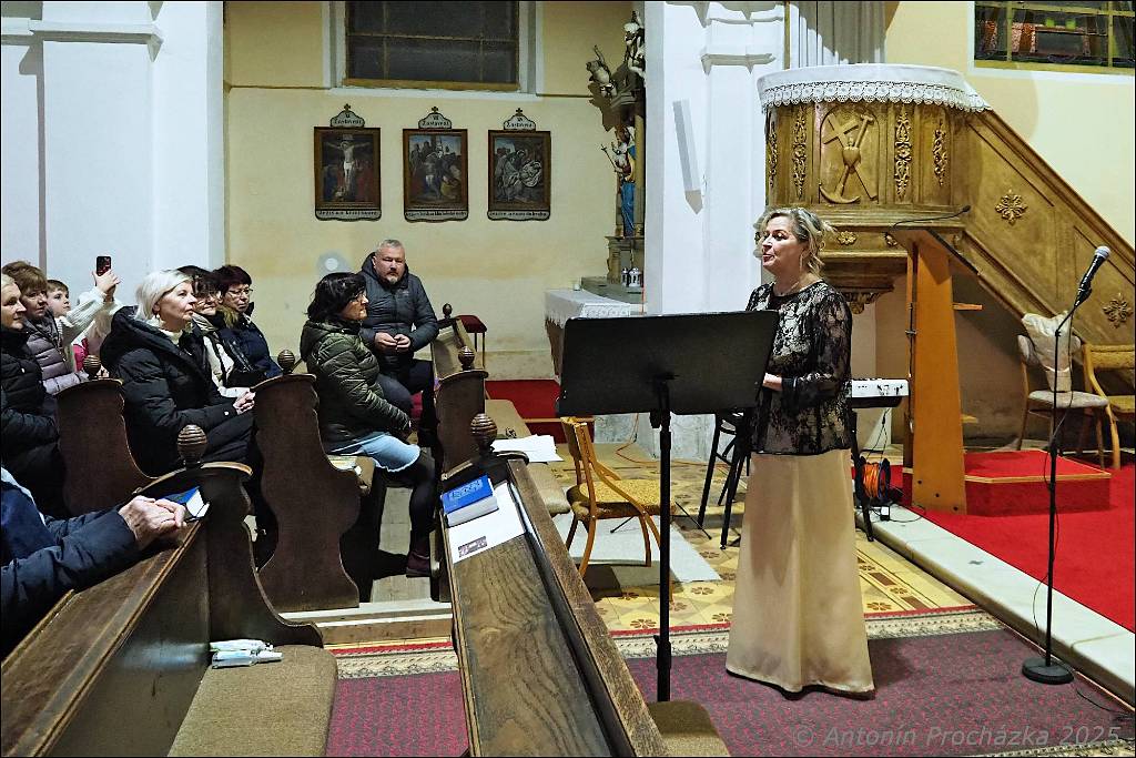 05_PC134639u.JPG - Chvalkovice na Hané, kostel sv. Ferdinanda 13. 12. 2025 – Předvánoční koncert Komorního souboru CANTABILE, pod vedením sbormistryně Markéty Láskové.