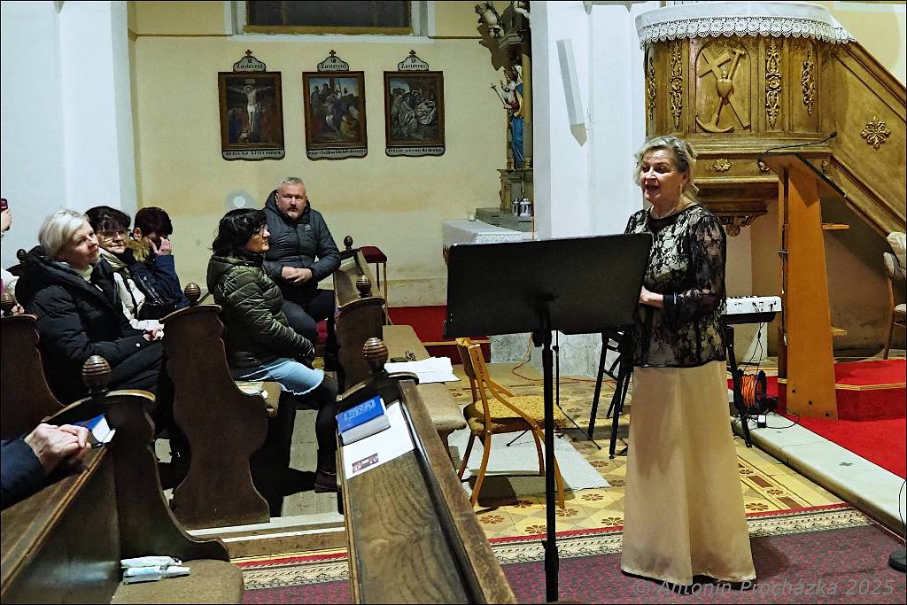 06_PC134640u.JPG - Chvalkovice na Hané, kostel sv. Ferdinanda 13. 12. 2025 – Předvánoční koncert Komorního souboru CANTABILE, pod vedením sbormistryně Markéty Láskové.