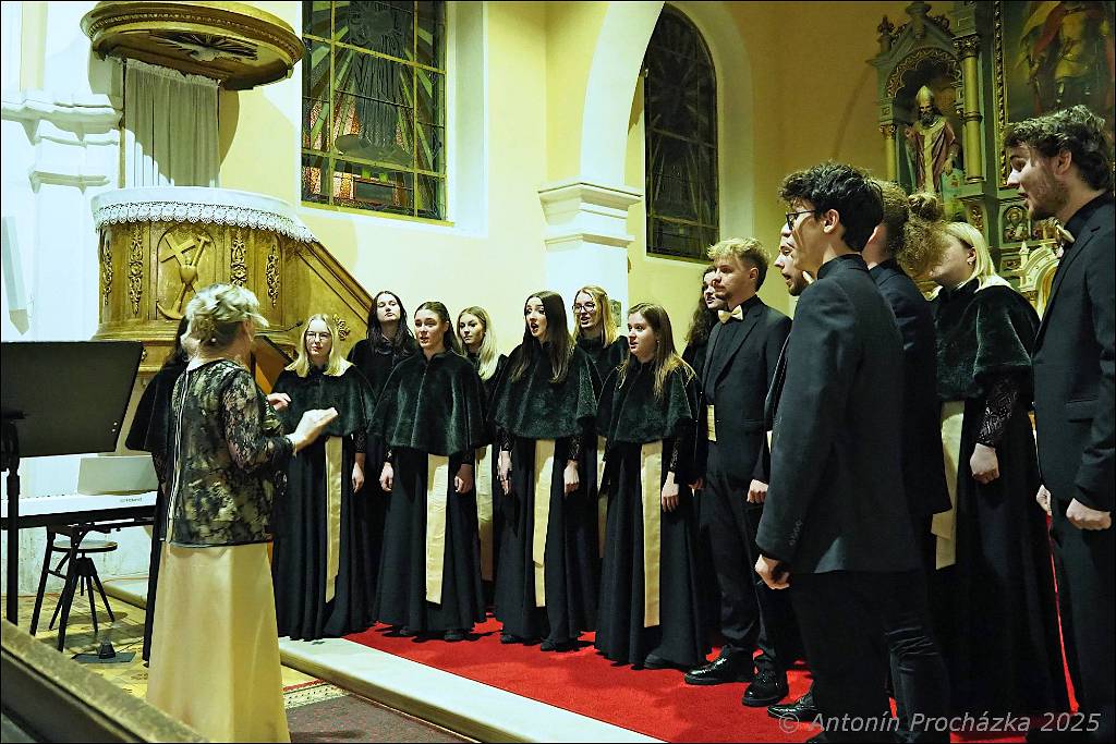 07_PC134642u.JPG - Chvalkovice na Hané, kostel sv. Ferdinanda 13. 12. 2025 – Předvánoční koncert Komorního souboru CANTABILE, pod vedením sbormistryně Markéty Láskové.