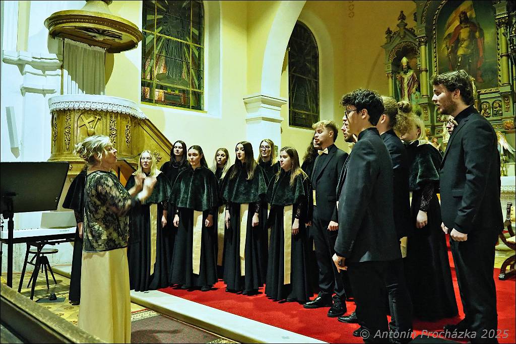 08_PC134643u.JPG - Chvalkovice na Hané, kostel sv. Ferdinanda 13. 12. 2025 – Předvánoční koncert Komorního souboru CANTABILE, pod vedením sbormistryně Markéty Láskové.