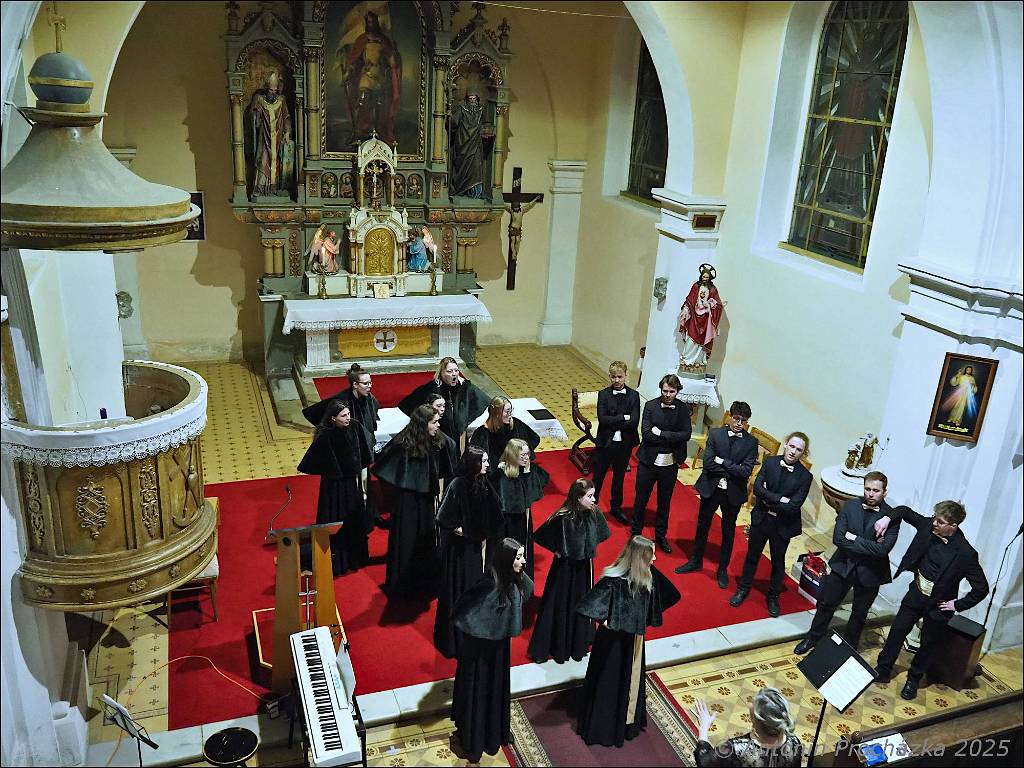 10_PC134645u.JPG - Chvalkovice na Hané, kostel sv. Ferdinanda 13. 12. 2025 – Předvánoční koncert Komorního souboru CANTABILE, pod vedením sbormistryně Markéty Láskové.