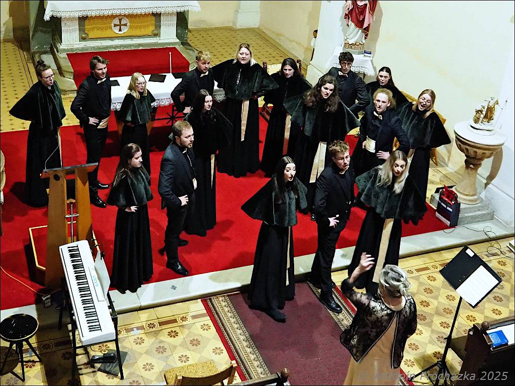 12_PC134647u.JPG - Chvalkovice na Hané, kostel sv. Ferdinanda 13. 12. 2025 – Předvánoční koncert Komorního souboru CANTABILE, pod vedením sbormistryně Markéty Láskové.