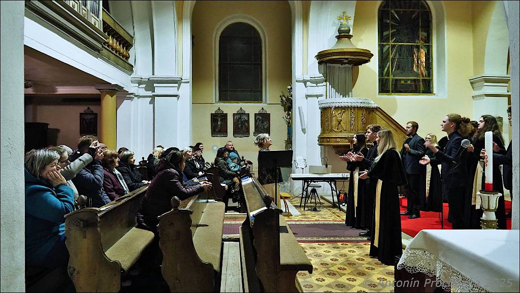15_PC134653-4652u.jpg - Chvalkovice na Hané, kostel sv. Ferdinanda 13. 12. 2025 – Předvánoční koncert Komorního souboru CANTABILE, pod vedením sbormistryně Markéty Láskové.