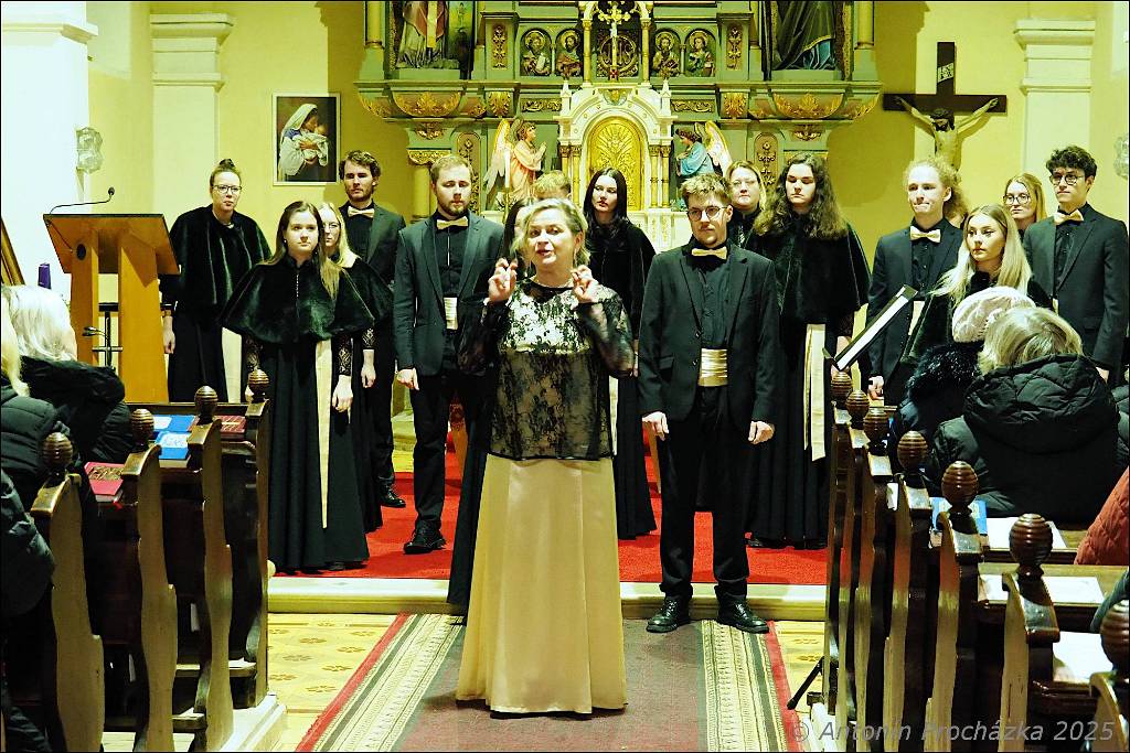 16_PC134655u.JPG - Chvalkovice na Hané, kostel sv. Ferdinanda 13. 12. 2025 – Předvánoční koncert Komorního souboru CANTABILE, pod vedením sbormistryně Markéty Láskové.