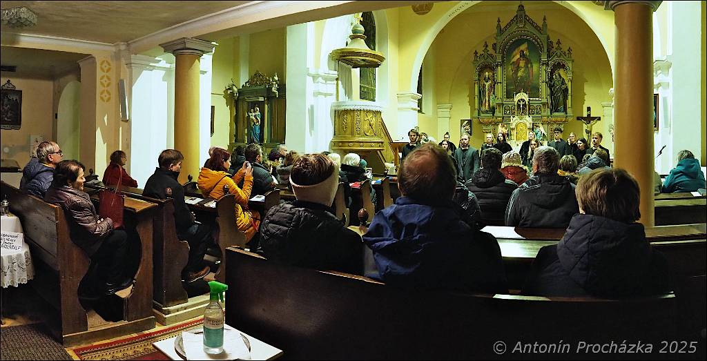 17_PC134656-4657u.jpg - Chvalkovice na Hané, kostel sv. Ferdinanda 13. 12. 2025 – Předvánoční koncert Komorního souboru CANTABILE, pod vedením sbormistryně Markéty Láskové.