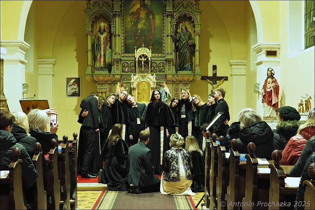 18_PC134659u.JPG - Chvalkovice na Hané, kostel sv. Ferdinanda 13. 12. 2025 – Předvánoční koncert Komorního souboru CANTABILE, pod vedením sbormistryně Markéty Láskové.