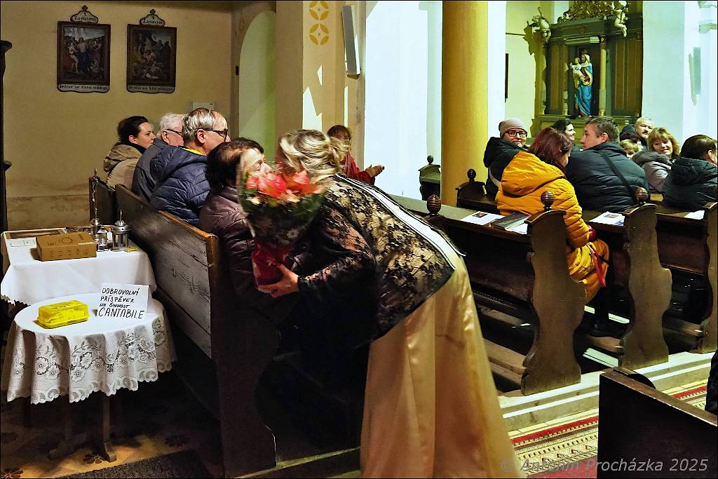 21_PC134662u.JPG - Chvalkovice na Hané, kostel sv. Ferdinanda 13. 12. 2025 – Předvánoční koncert Komorního souboru CANTABILE, pod vedením sbormistryně Markéty Láskové.