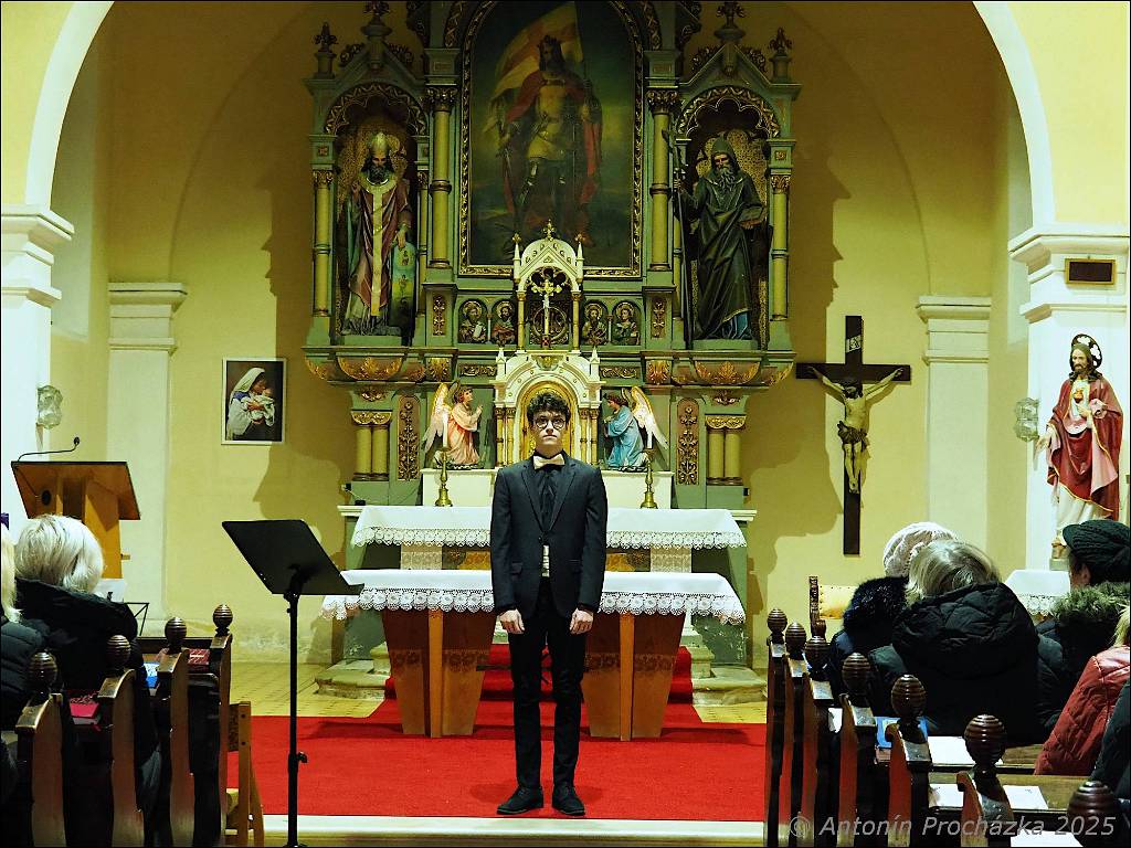 22_PC134666u.JPG - Chvalkovice na Hané, kostel sv. Ferdinanda 13. 12. 2025 – Předvánoční koncert Komorního souboru CANTABILE, pod vedením sbormistryně Markéty Láskové.
