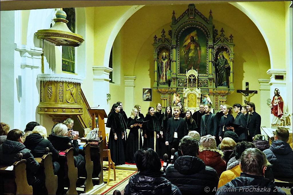 26_PC134670u.JPG - Chvalkovice na Hané, kostel sv. Ferdinanda 13. 12. 2025 – Předvánoční koncert Komorního souboru CANTABILE, pod vedením sbormistryně Markéty Láskové.