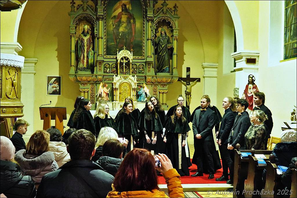 29_PC134674u.JPG - Chvalkovice na Hané, kostel sv. Ferdinanda 13. 12. 2025 – Předvánoční koncert Komorního souboru CANTABILE, pod vedením sbormistryně Markéty Láskové.