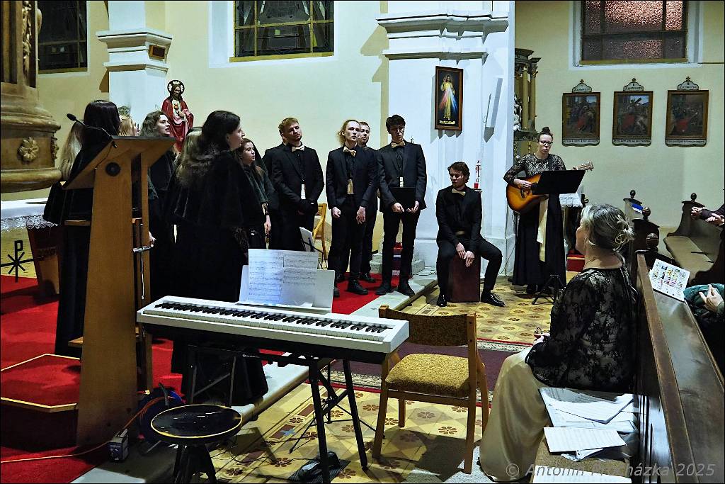 30_PC134675u.JPG - Chvalkovice na Hané, kostel sv. Ferdinanda 13. 12. 2025 – Předvánoční koncert Komorního souboru CANTABILE, pod vedením sbormistryně Markéty Láskové.